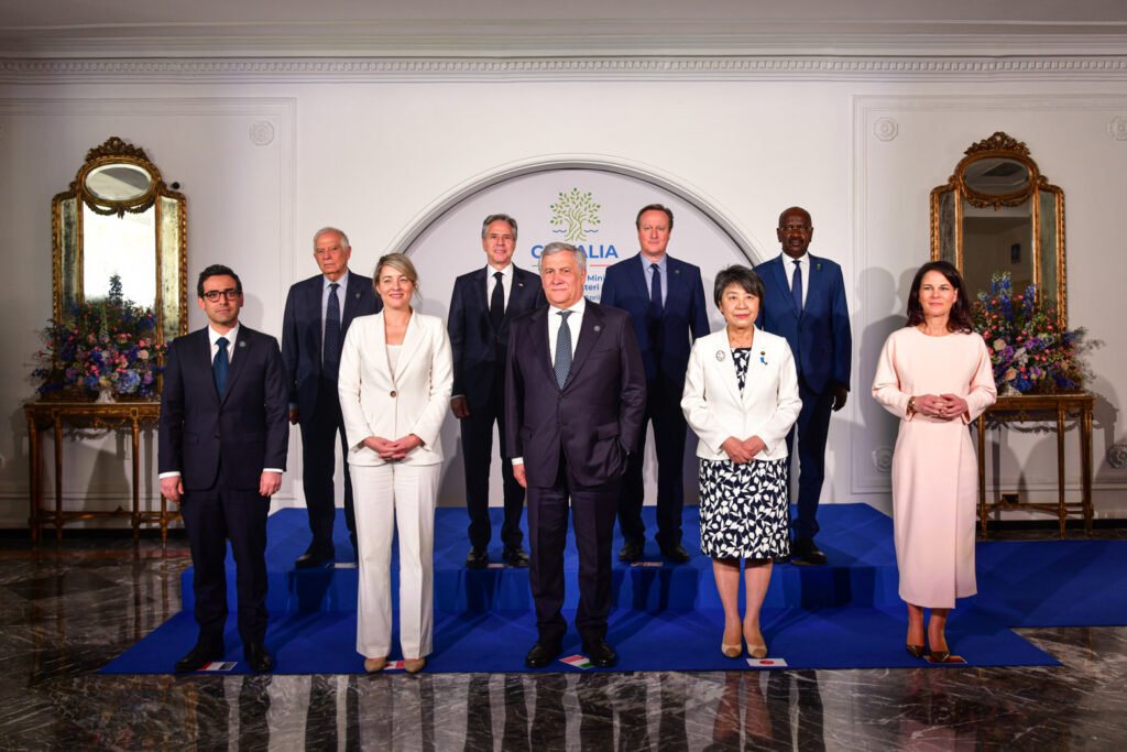 Family photo of the G7 Foreign ministers together with the African Union delegate